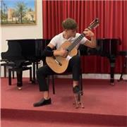 Guitarrista profesional de música clásica con muchas ganas y entusiasmo